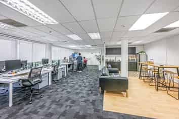 Conveniently positioned city fringe office