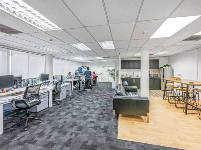 Conveniently positioned city fringe office