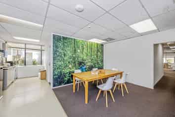 Conveniently positioned city fringe office
