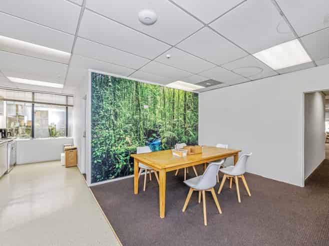 Conveniently positioned city fringe office