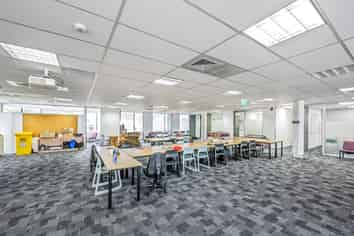 Conveniently positioned city fringe office