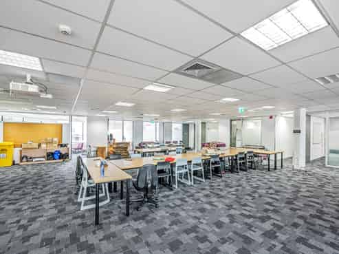 Conveniently positioned city fringe office