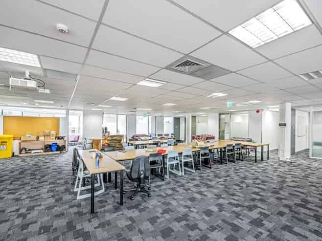 Conveniently positioned city fringe office