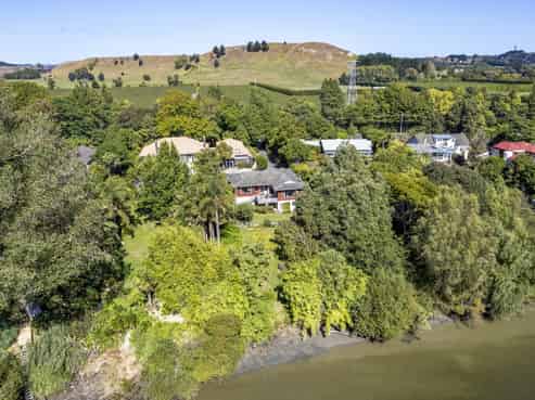 15 Riverbank Road, Okoia