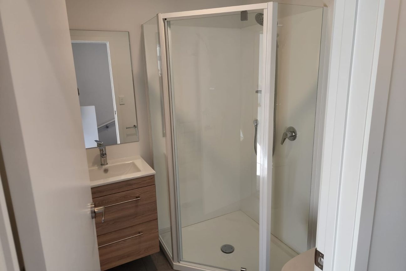2 BEDS / 2 BATHS / AVAILABLE FROM 8th APRIL - Mehr