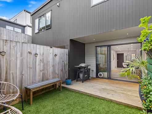 15/18 Hewlett Road, Massey