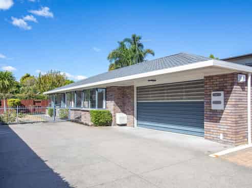 904B River Road, Queenwood