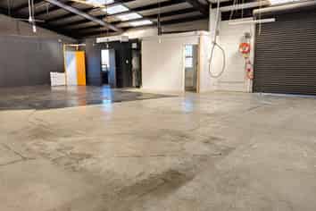 WAREHOUSE WITH LOADING DOCK
