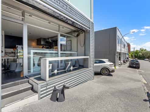 Architectural Masterpiece - Live, Work, Invest