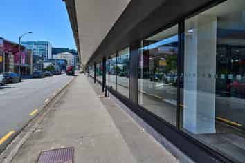 High-Exposure Commercial Unit – Motivated vendors!