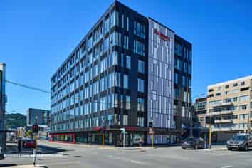 High-Exposure Commercial Unit – Motivated vendors!
