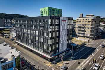 High-Exposure Commercial Unit – Motivated vendors!