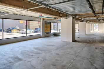 High-Exposure Commercial Unit – Motivated vendors!
