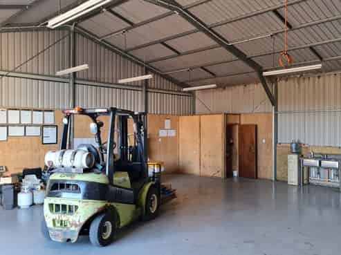 Excellent Workshop and Yard