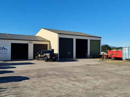 Excellent Workshop and Yard