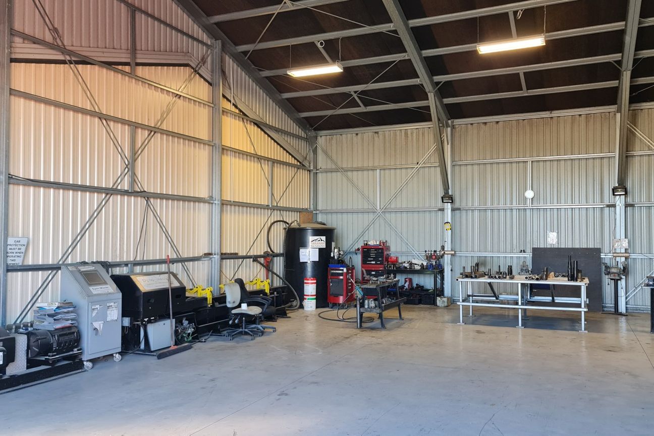 Excellent Workshop and Yard - Meer