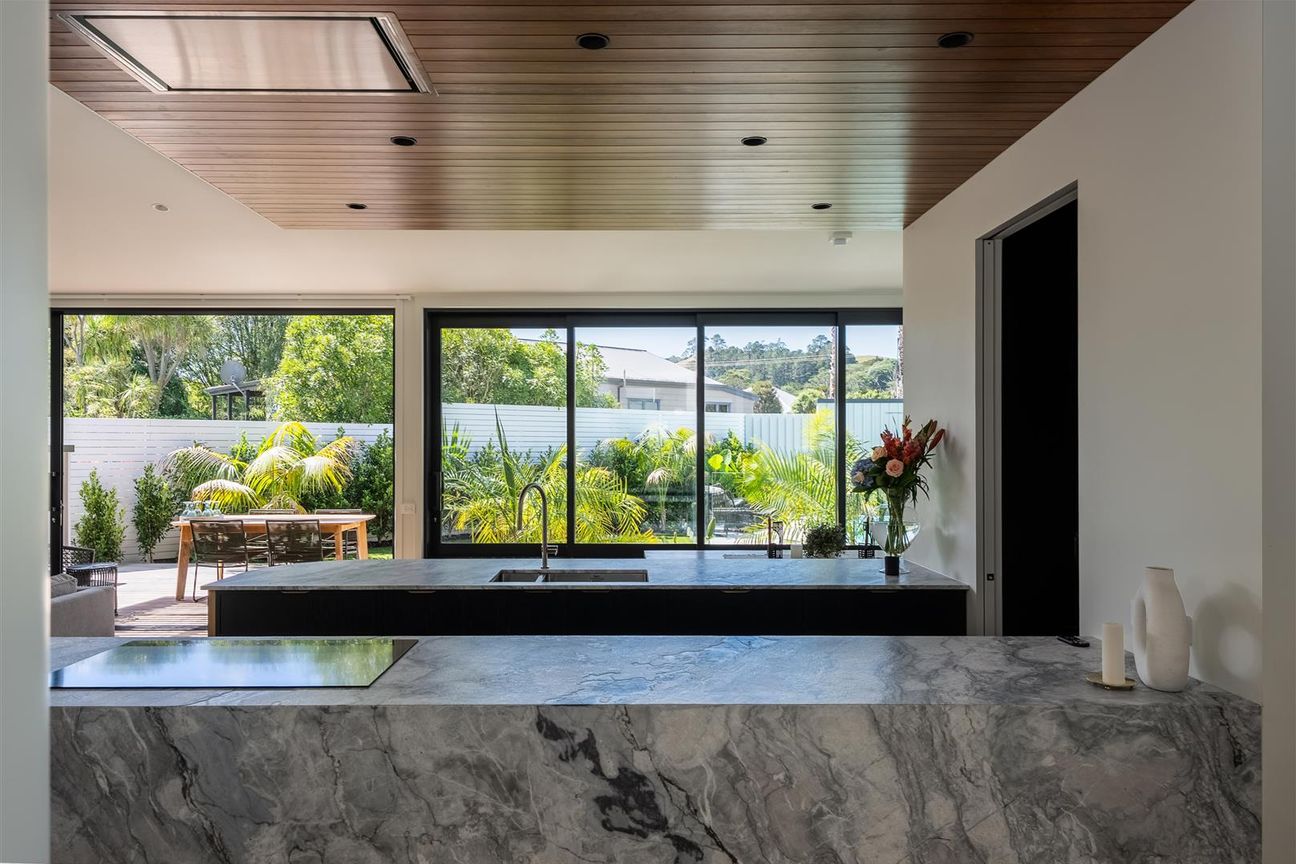 BRAND NEW ARCHITECTURAL - NEVER LIVED IN - Vista 3
