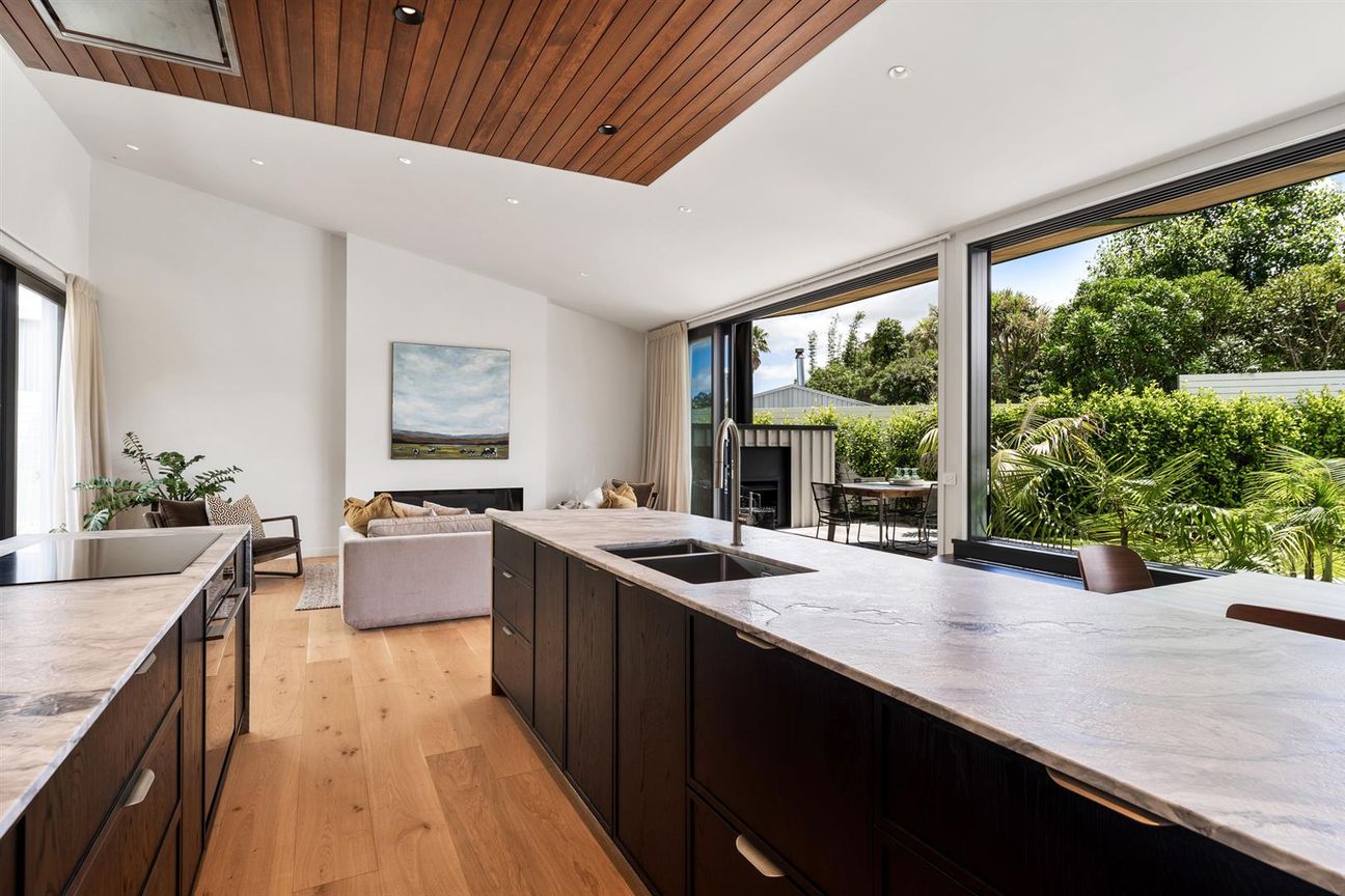 BRAND NEW ARCHITECTURAL - NEVER LIVED IN - Vista 5