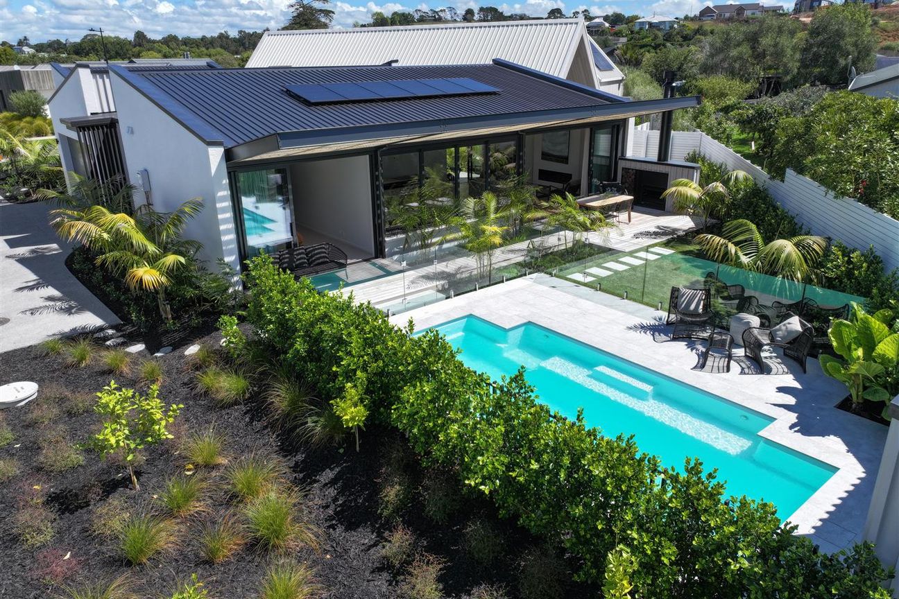 BRAND NEW ARCHITECTURAL - NEVER LIVED IN - Vista 2