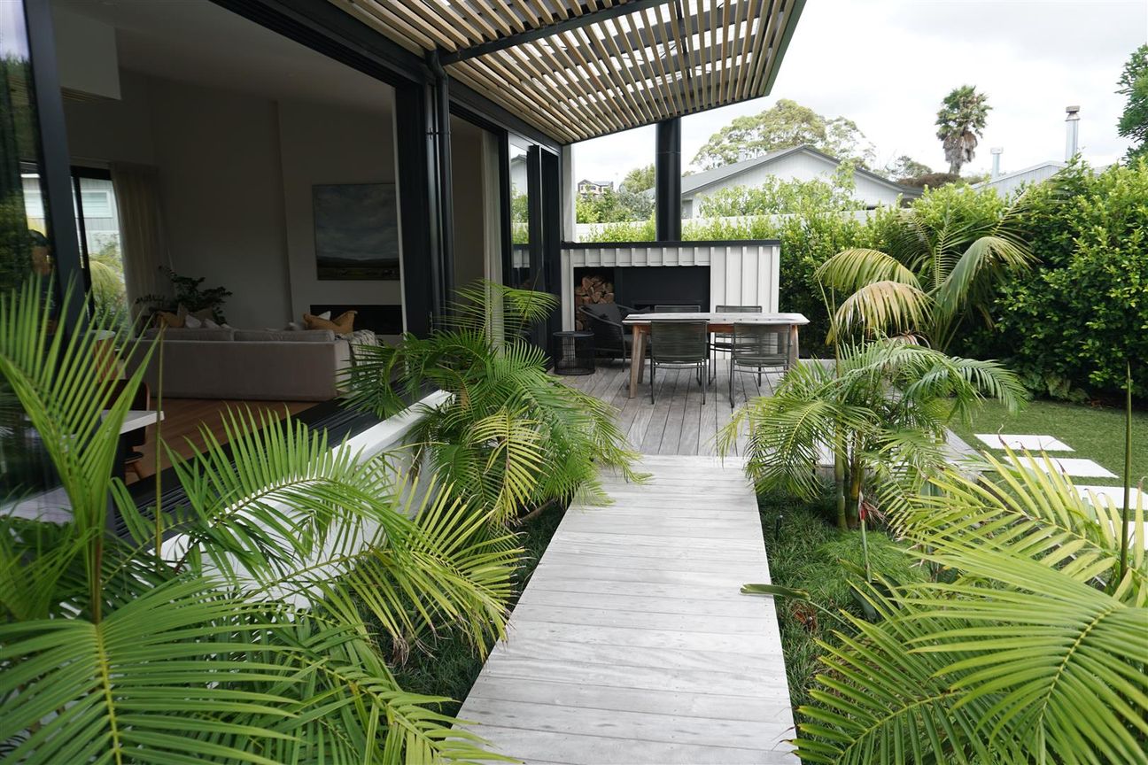 BRAND NEW ARCHITECTURAL - NEVER LIVED IN - Vista 4