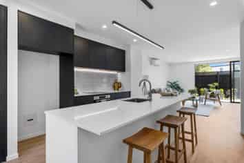 2/17 Donald Place, Merivale