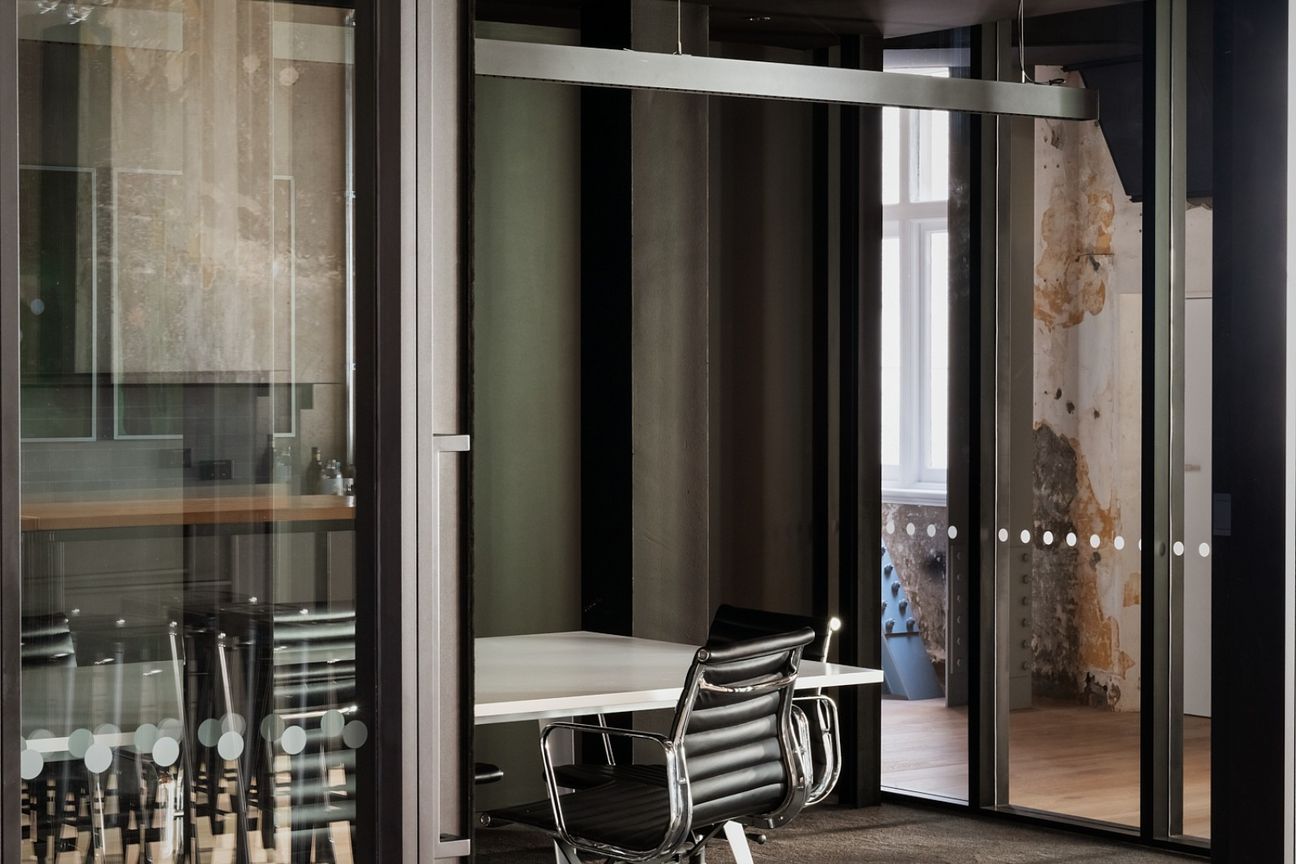 Top floor office within architectural icon - Vista 3