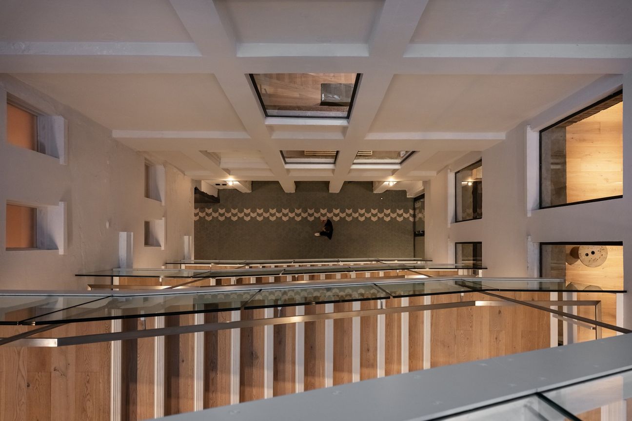 Top floor office within architectural icon - Vista 6