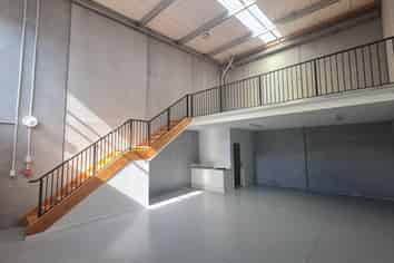 PRICED TO SELL, 97M² WAREHOUSE
