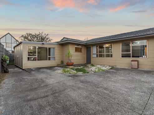 2/41 Challen Close, Conifer Grove