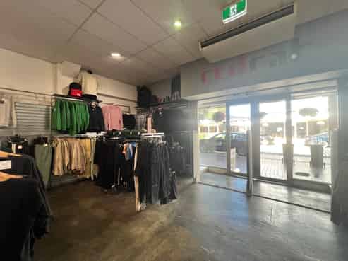 Retail Lease in a Great Location!