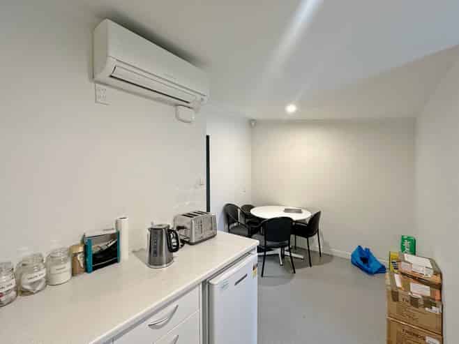 HIGH PROFILE RETAIL SPACE IN TAKAPUNA
