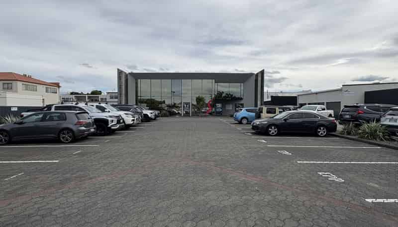 207 Avenue Road East, Hastings