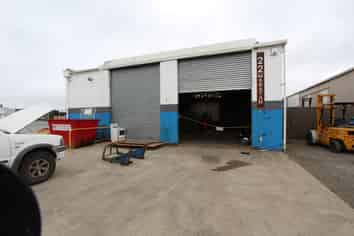 Commercial building - opportunity knocks!