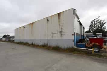 Commercial building - opportunity knocks!