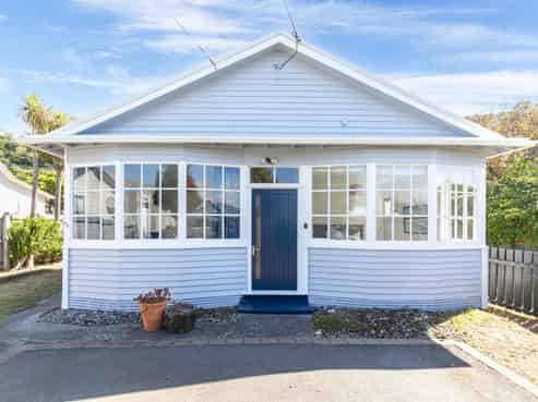 174 Queens Drive, Lyall Bay
