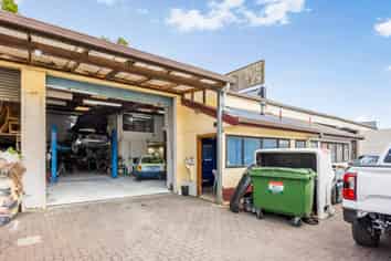 Warehouse & Office in Prime Location!