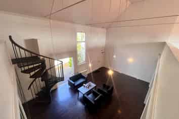 IMPRESSIVE AND SPACIOUS OFFICE WITH CHARACTER
