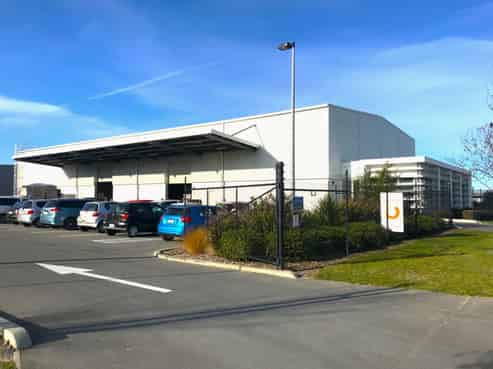 Warehouse, office and secure yard close to Airport