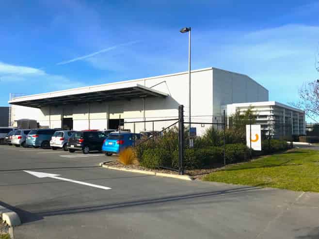 Warehouse, office and secure yard close to Airport