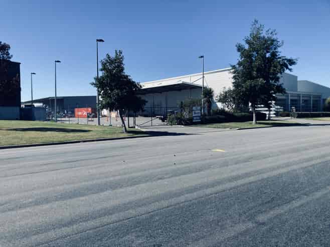 Warehouse, office and secure yard close to Airport