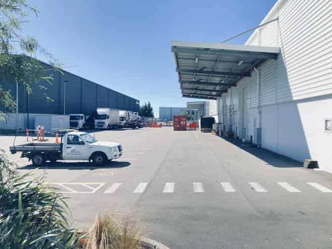 Warehouse, office and secure yard close to Airport