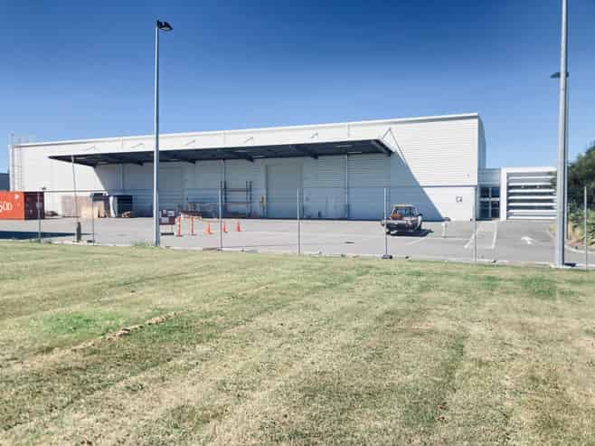 Warehouse, office and secure yard close to Airport