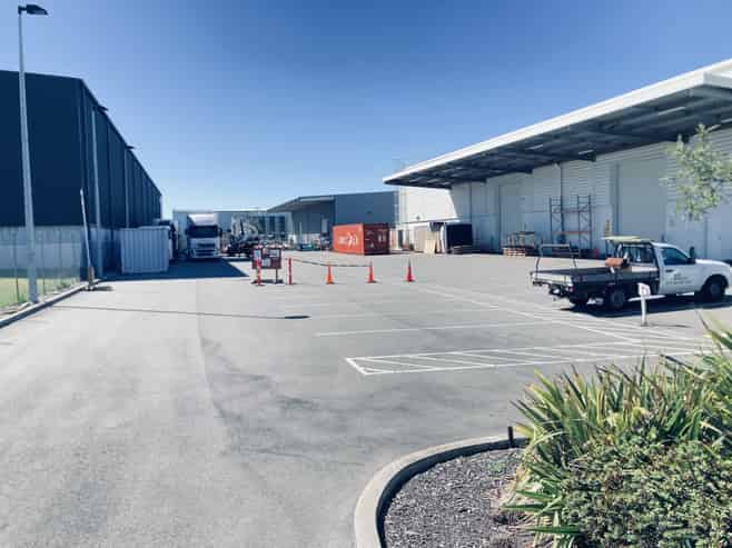 Warehouse, office and secure yard close to Airport