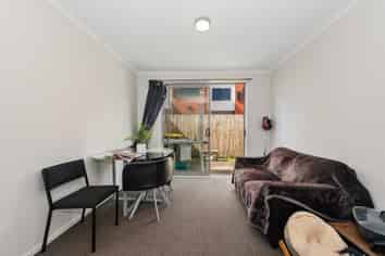 2/167 Knighton Road, Hillcrest