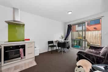 2/167 Knighton Road, Hillcrest