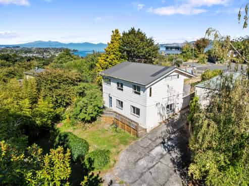 9 Armstrong Grove, Hilltop