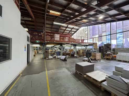 Prime warehouse for lease