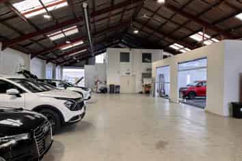 Large Tidy Warehouse Close to CBD.  