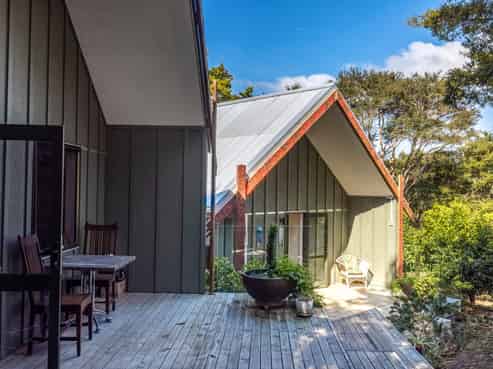 16 Te Makiri Road, Onetangi