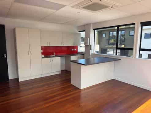FITTED PARNELL OFFICE WITH BALCONY